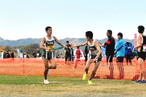 3区から4区へタスキをつなぐ小千谷中学校の選手の画像
