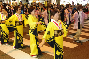 盆踊りを踊るみなさんの画像
