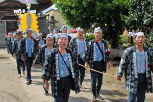 片貝伝統芸能保存会による古式玉送りの画像