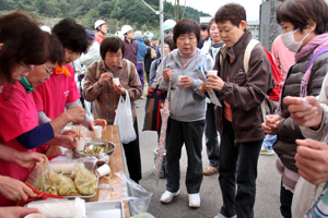 非常用食料を試食する市民の画像
