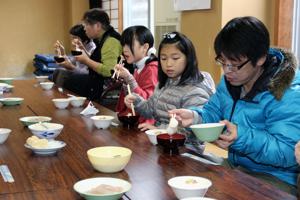 雑煮やきなこもちを食べる参加者の画像