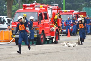 放水の準備をする消防団員の画像