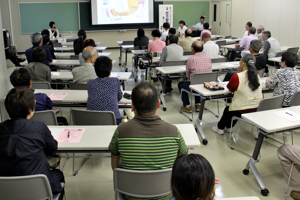 来場者でいっぱいの会場の画像