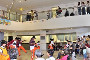 ダンス発表を見るおおぜいの観客の画像