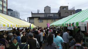 お客さんで賑わう出店ブースの画像