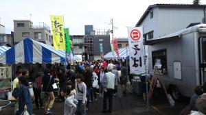 お客さんで賑わう出店ブースの画像