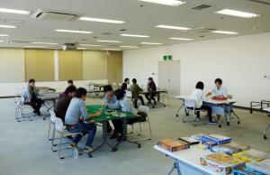 ボードゲームで交流する参加者の画像