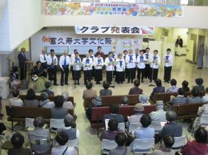 合唱を披露する大学生の画像