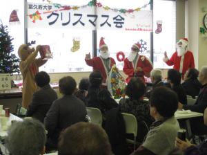 サンタクロースやトナカイに扮して学級生を楽しませる役員の画像