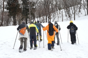 雪の上を歩く参加者の画像