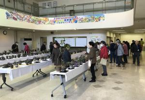 1階エントランスホールに展示された展示会の模様
