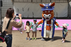 よし太くん戊辰バージョンと写真を撮る親子連れの画像