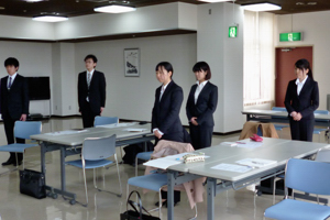 面接時のマナーなどを学ぶ受講者の画像