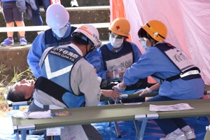 負傷者応急処置訓練の画像