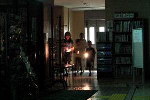 夜の図書館を散策する子どもたちの画像