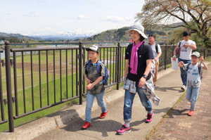 遊歩道を歩く親子の画像