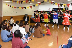 キャラクターの仮装をした職員が踊っている画像