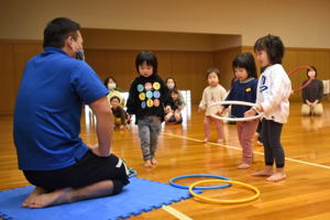 小さなフラフープを持つ子どもたちの画像