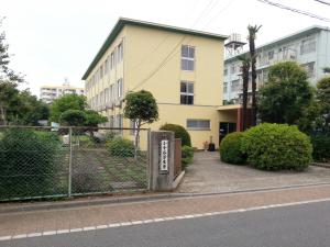 学生寮入口の画像