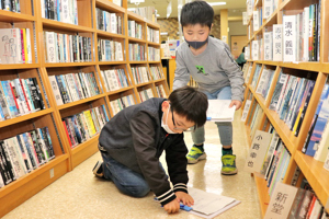 謎解きゲームをしている子どもたちの画像