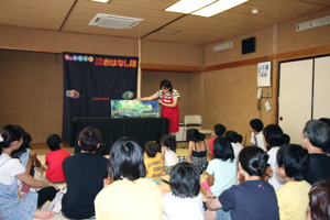 大型絵本の読み聞かせの画像