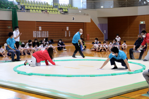 感染対策のため土俵の消毒をする職員の画像