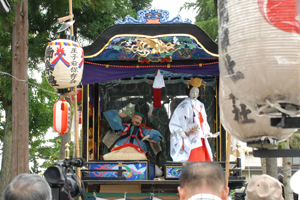 二荒神社の境内で披露された巫女爺の画像