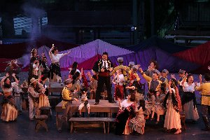 公演監督品田さんの出演シーンの画像