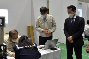 企業ブースを見学する宮崎市長の画像