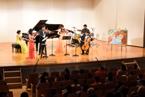 くるみ割り人形のストーリーに合わせて演奏している画像