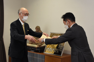 中村さんへ表彰状の伝達をする宮崎市長の画像
