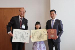 記念撮影をする伴さん、宮崎市長、松井教育長の画像
