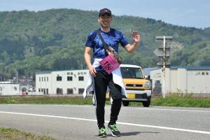 河岸段丘のコースを手を振りながら歩く宮崎市長の画像