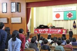 150周年を記念して制作された横断幕の画像