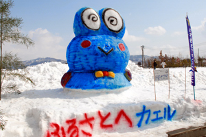 青いカエルの雪像の画像
