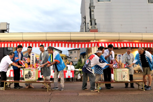 鏡割りをしている宮崎市長と関係者の画像