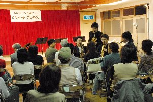 観客席をまわりながら演奏する「カルテット・スピリタス」の4人の画像