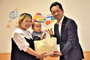 親子で一緒に笑顔でギフトを受け取る様子