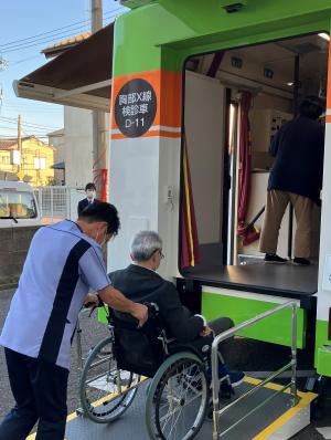 車いすのまま検診車に乗る様子です