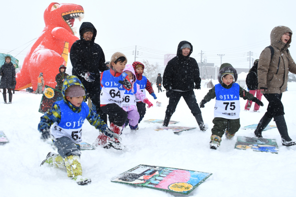 絵札に向かって走る子どもたちの画像
