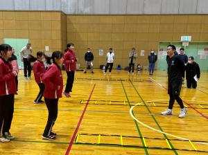 トレーニングを学ぶ選手の画像