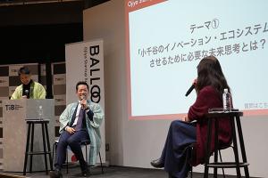 イベントの壇上でクロストークを行う宮崎市長の画像