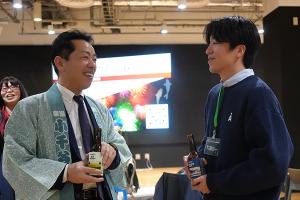 参加者と小千谷産品を持って談笑する宮崎市長の画像