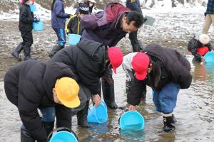 小学生の稚魚放流を見守る宮崎市長の画像