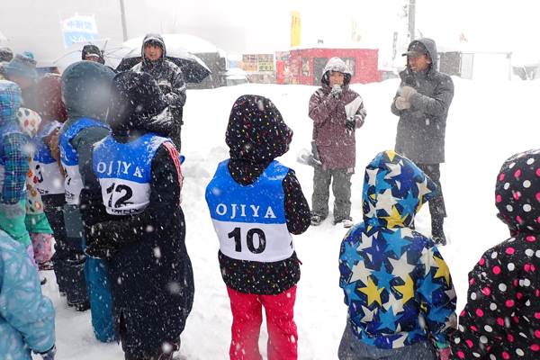 雪上かるた大会であいさつをする宮崎市長の画像