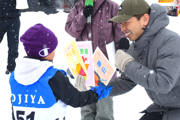 雪上かるた大会で入賞者に景品を贈呈する宮崎市長の画像
