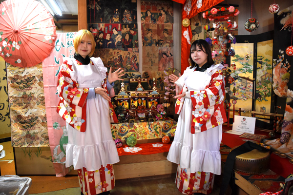 喫茶みんふうの展示品と着物を着た女性の画像