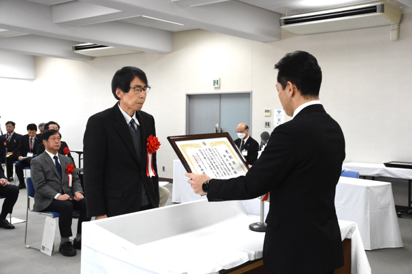 褒章者に表彰状を授与する宮崎市長の画僧