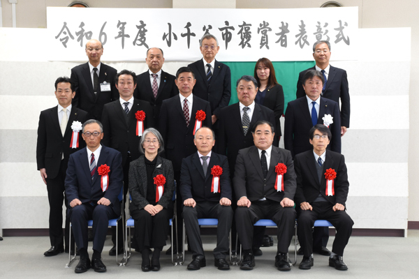 受賞者のみなさんと市・市議会関係者の記念写真の画像