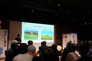 プレゼンテーションをする採択者の画像